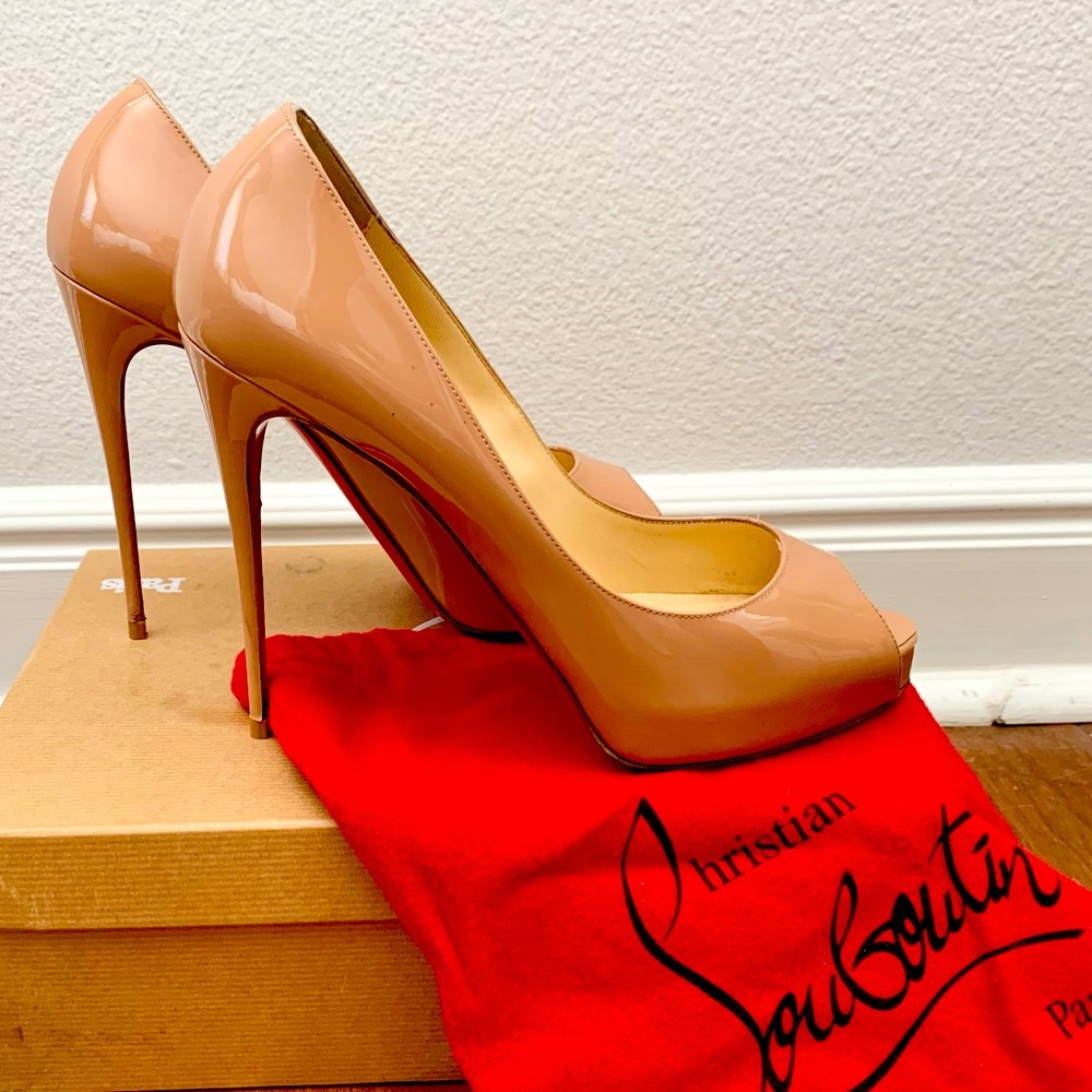 Patent leather Louboutin heels in Nude